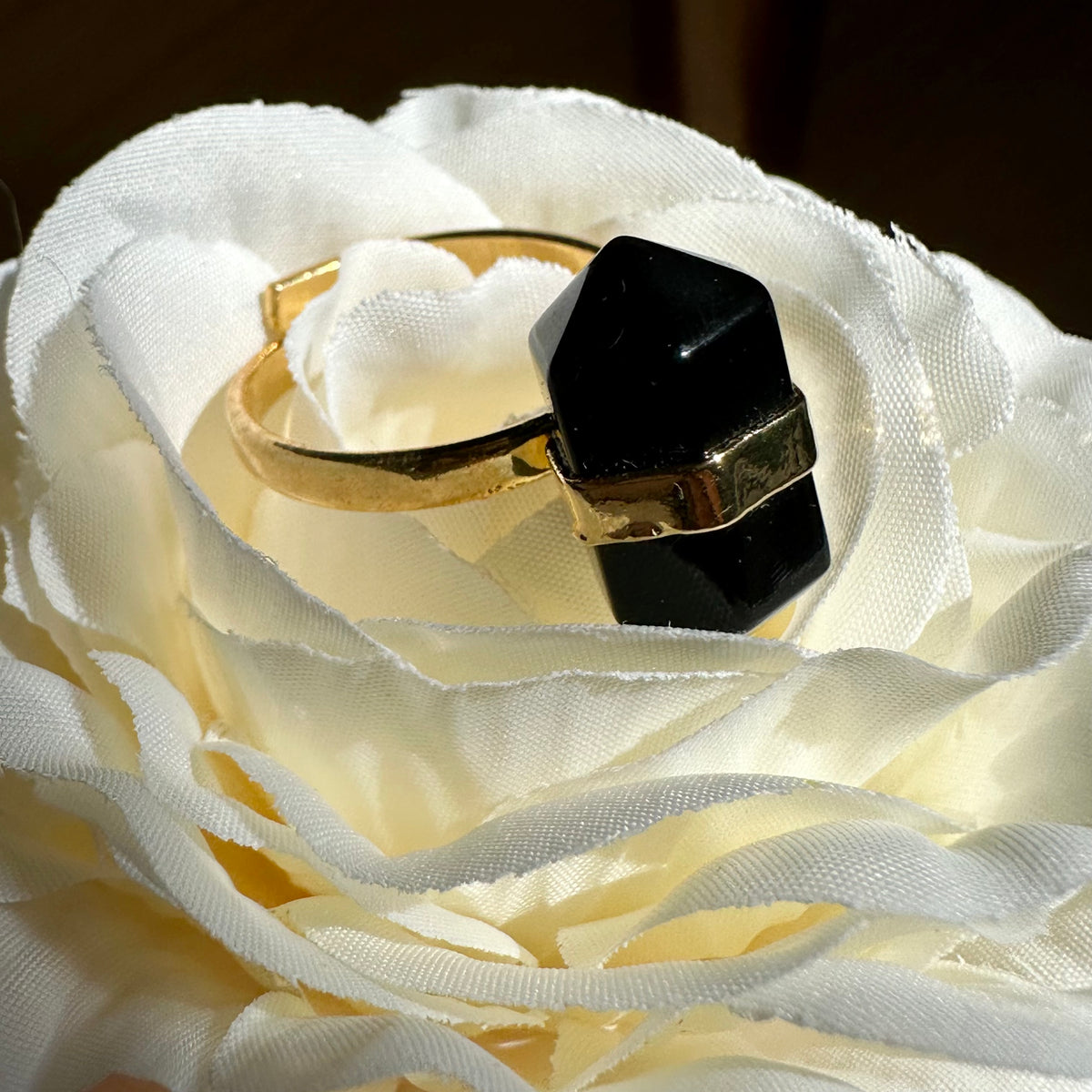 Schwarzer Obsidian Ring Doppelspitze goldfarben