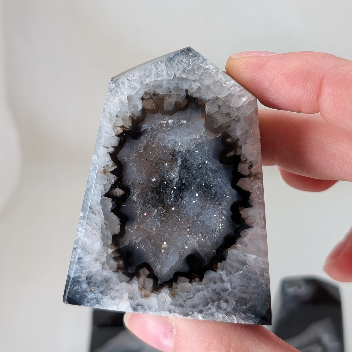 Dunkler Druzy Achat Turm [A-C]