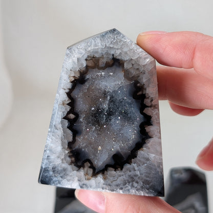 Dunkler Druzy Achat Turm [A-C]