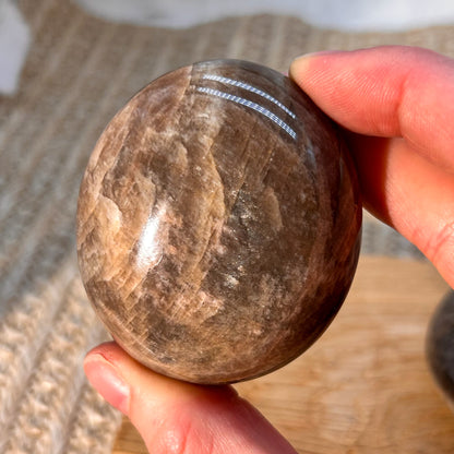 Schwarzer Mondstein Handstein [OA+OB]