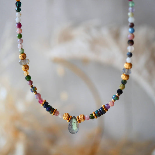 Halskette mit Turmalin, Labradorit und schwarzem Opal