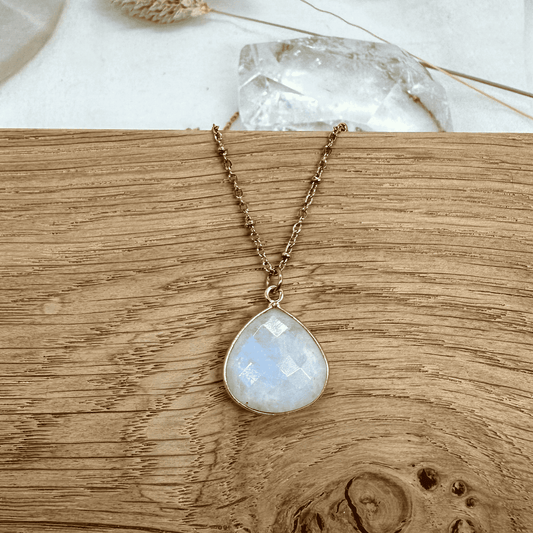 Kette mit weißem Mondstein Anhänger - Crystales