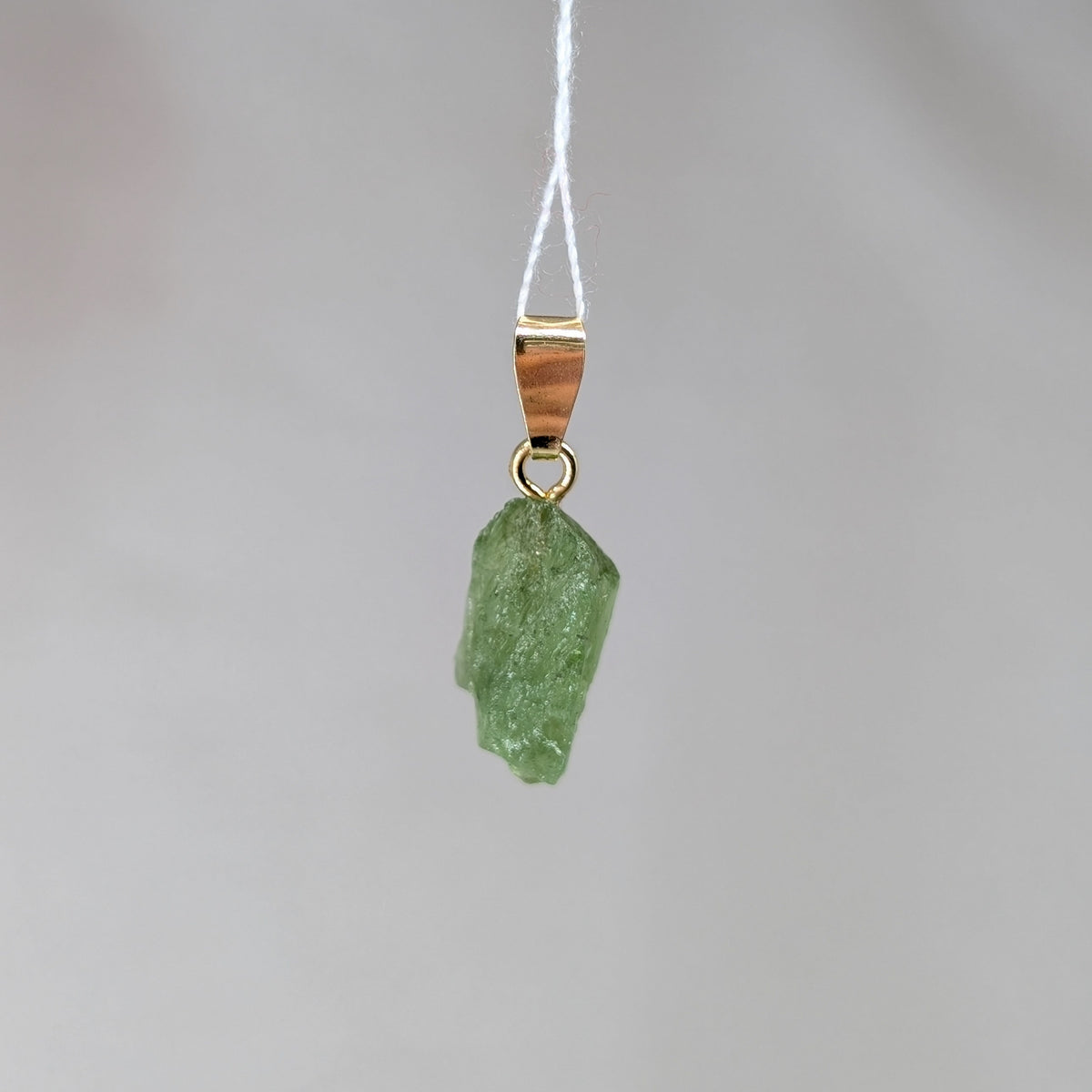 Peridot Rohstein Kettenanhänger, vergoldet [R]