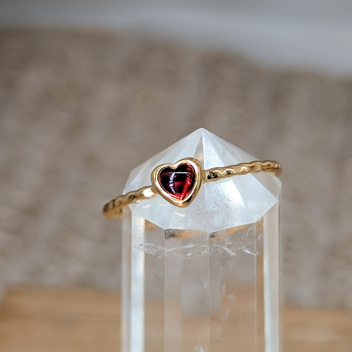 Granat Ring Herz gehämmert vergoldet
