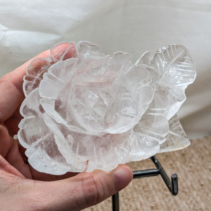 Bergkristall Rose mit Blatt auf Ständer [BT]