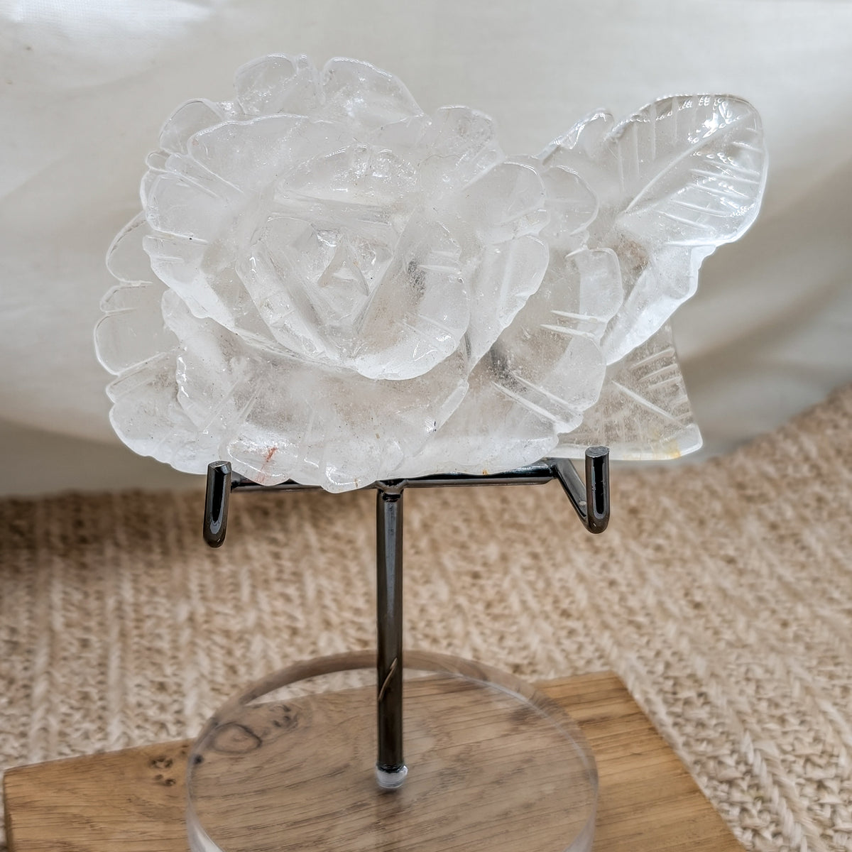 Bergkristall Rose mit Blatt auf Ständer [BT]