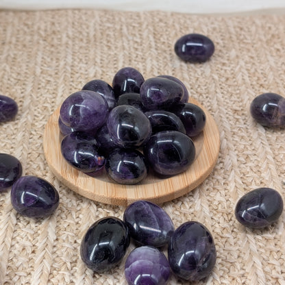 Dunkler Amethyst Trommelstein