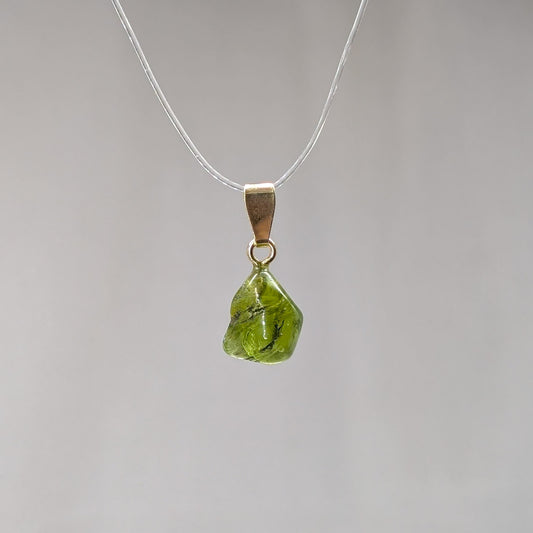 Peridot Rohstein Kettenanhänger, vergoldet [P]